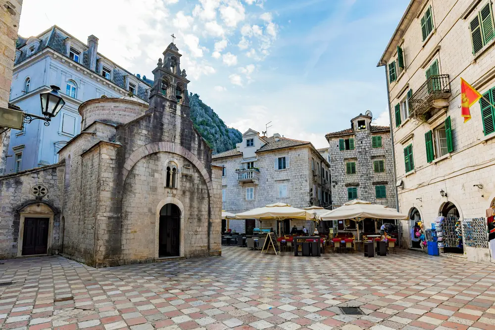 Cosa vedere a Kotor, la città dei gatti 14 chiesa ortodossa san luka centro storico kotor montenegro