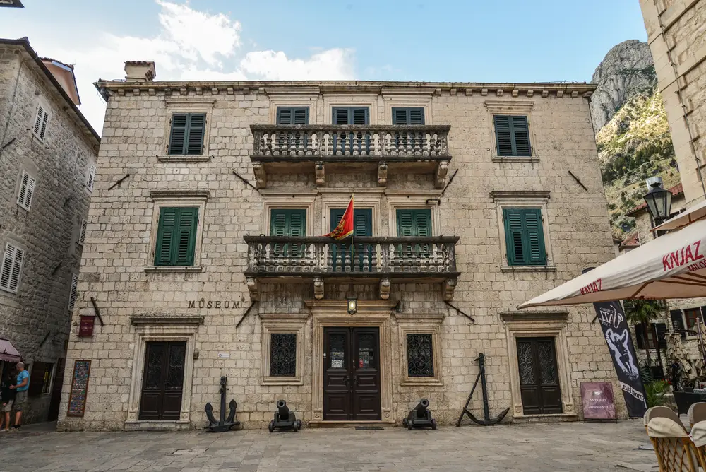 Cosa vedere a Kotor, la città dei gatti 9 museo marittimo centro storico kotor montenegro