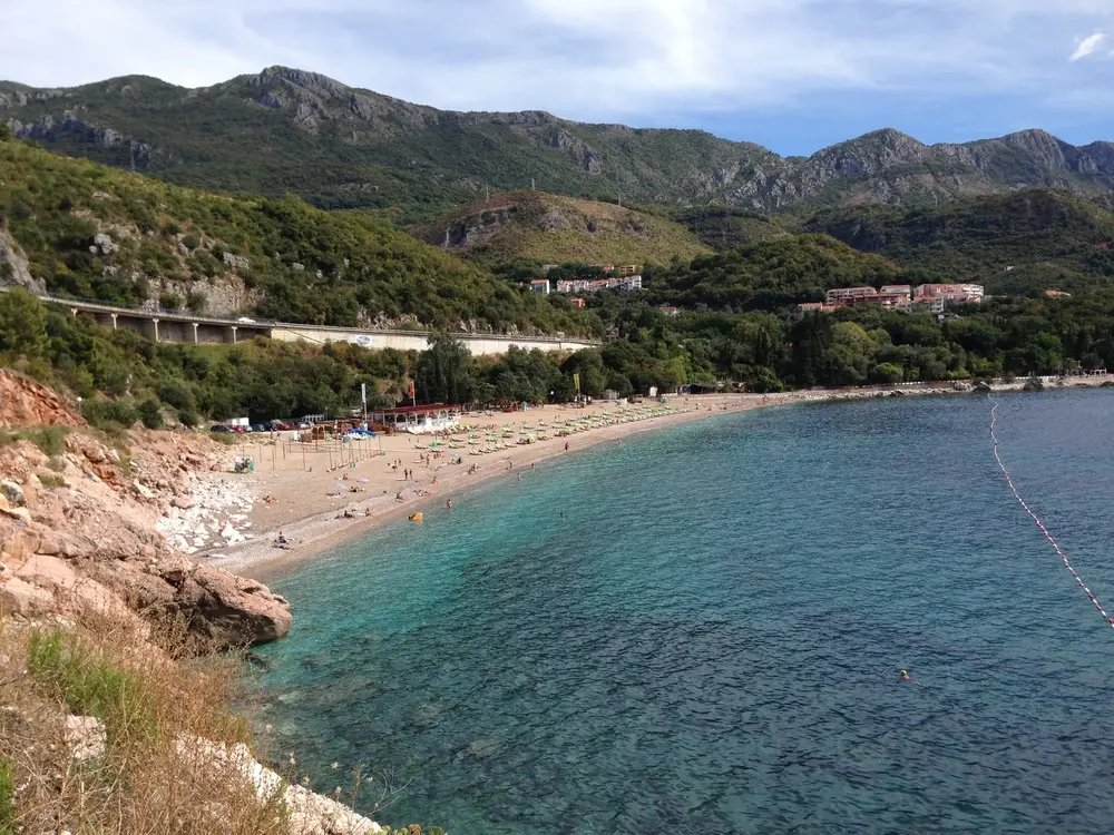 Le più belle spiagge di Budva 9 spiaggia kamenovo budva montenegro