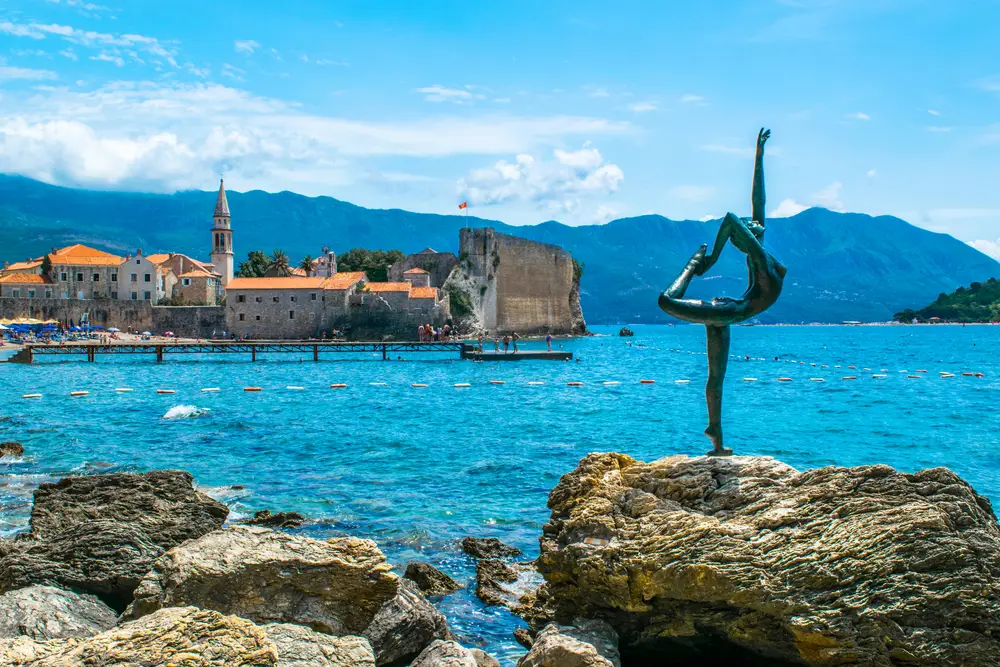 statua ballerina budva montenegro