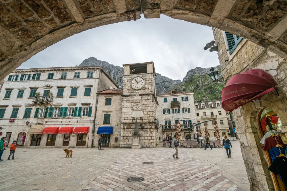 Cosa vedere a Kotor, la città dei gatti 11 vecchia torre orologio centro storico kotor montenegro 1