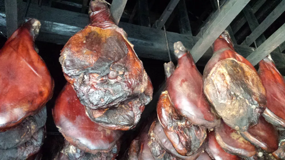 Cosa comprare in Montenegro: un viaggio tra souvenir e shopping 9 Prosciutto Njegusi Montenegro