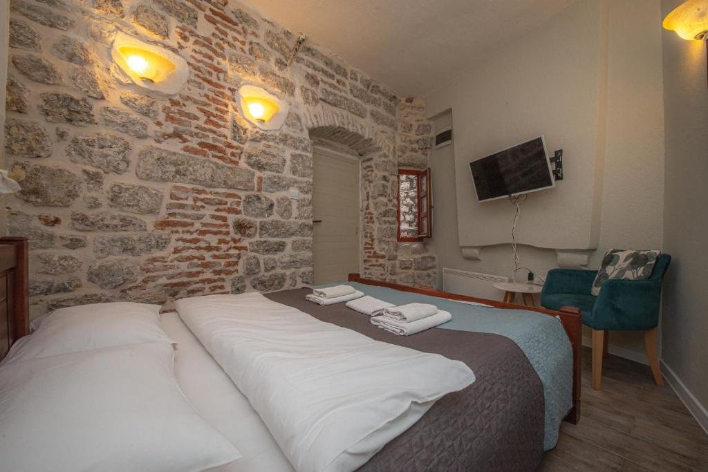 Cosa vedere alle Bocche di Cattaro: itinerario tra borghi medievali e panorami da brivido 1 Antika Guesthouse montenegro