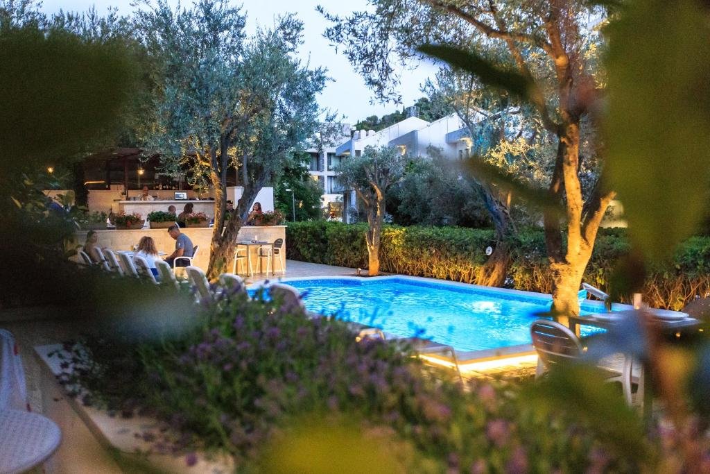 Cosa vedere a Petrovac na Moru, un borgo tra spiagge sabbiose e pini marittimi 2 Hotel Harmony by Aycon montenegro