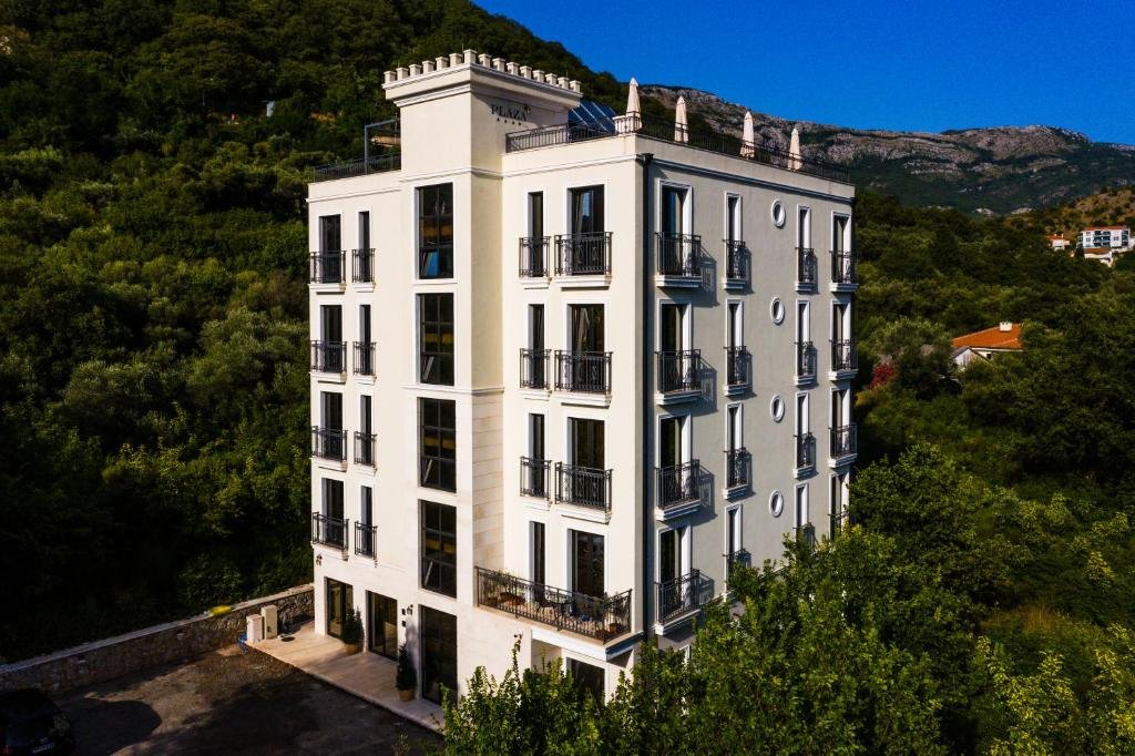 Cosa vedere a Petrovac na Moru, un borgo tra spiagge sabbiose e pini marittimi 3 Hotel Plaza Lucice Montenegro