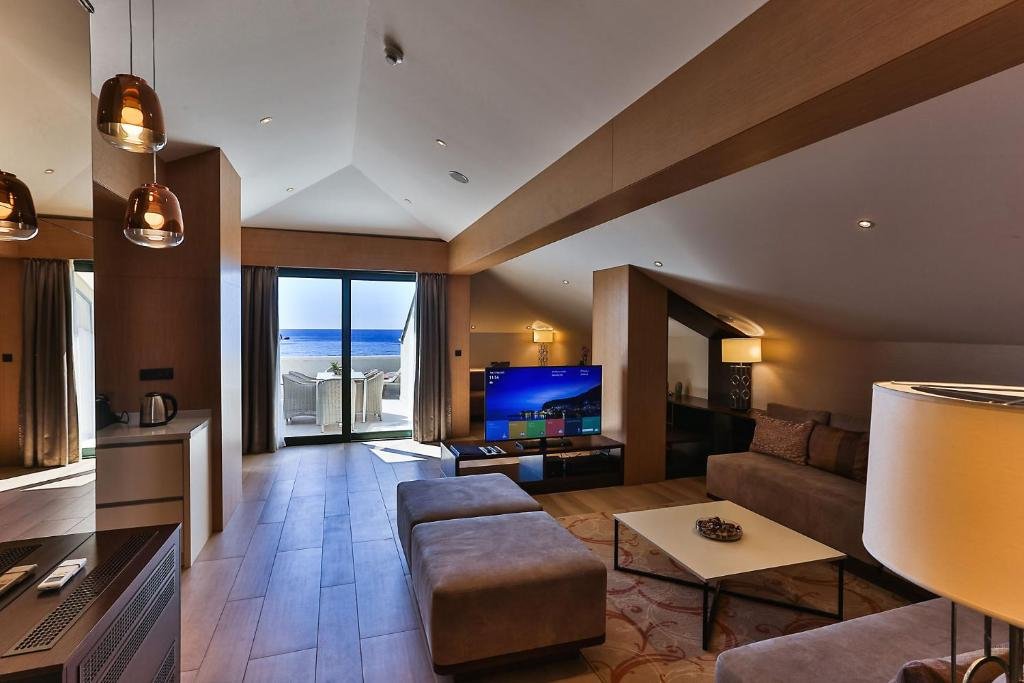 Cosa vedere a Petrovac na Moru, un borgo tra spiagge sabbiose e pini marittimi 1 Hotel Riva by Aycon montenegro