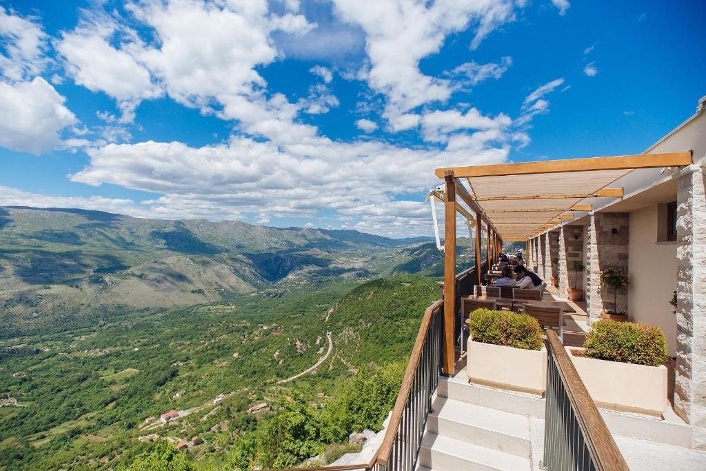 Cosa vedere al Monastero di Ostrog, il santuario nella roccia dedicato a San Basilio 1 Hotel Sokoline montenegro