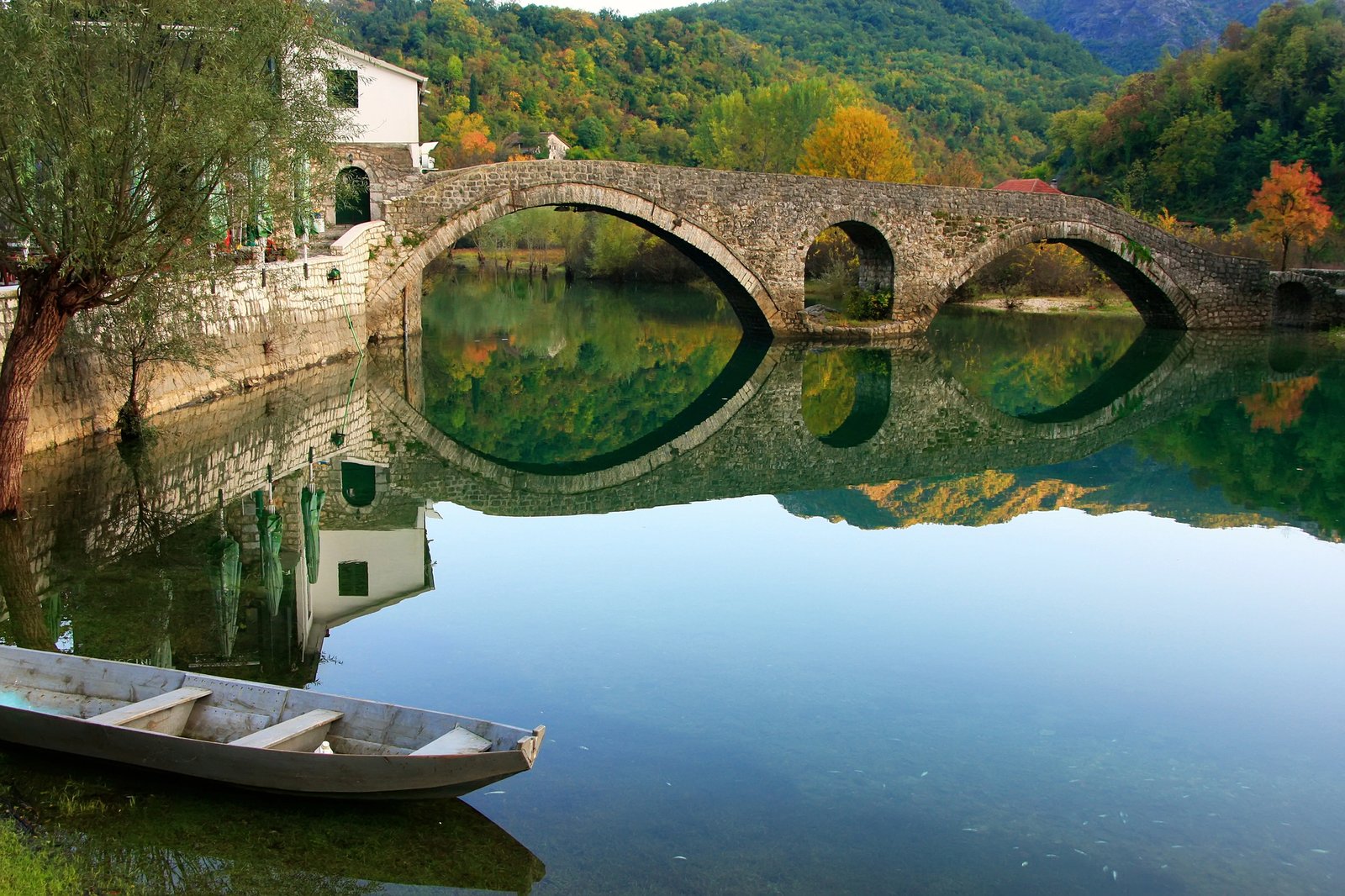 Cosa vedere al lago di Scutari, il più grande lago dei Balcani 12 Ponte di pietra di Danilo Rijeka Crnojevica Montenegro