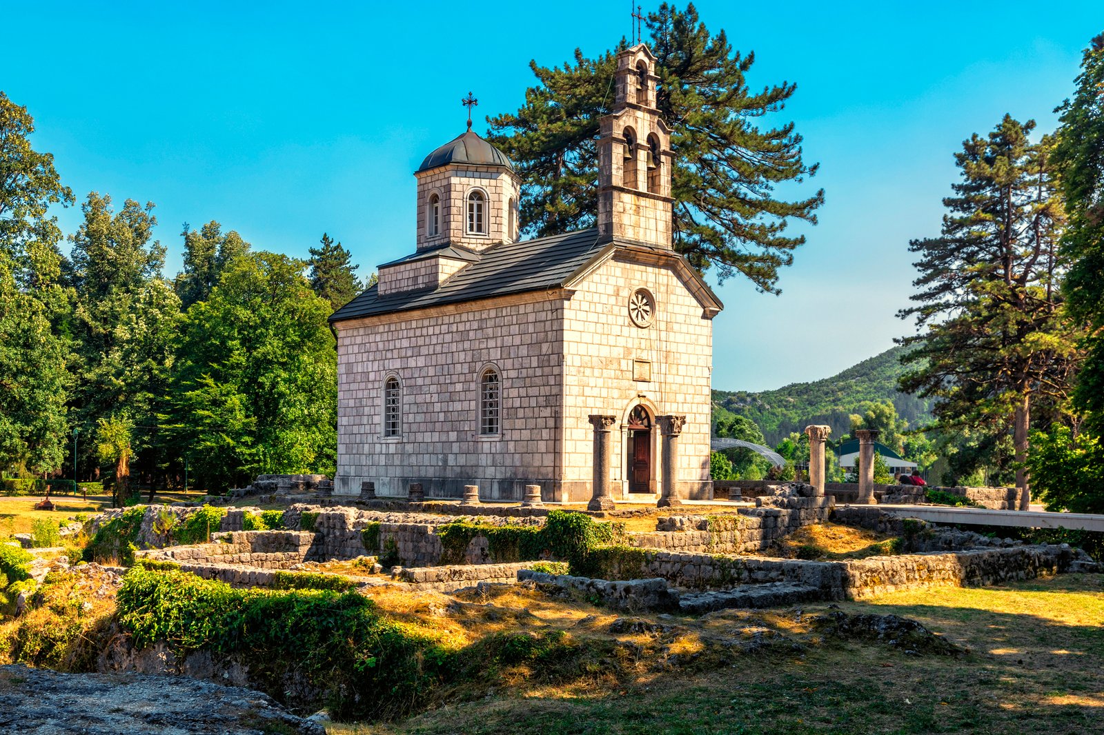 Cosa vedere a Cetinje, la capitale storica e culturale del Montenegro 10 chiesa di corte cipur cetinje montenegro