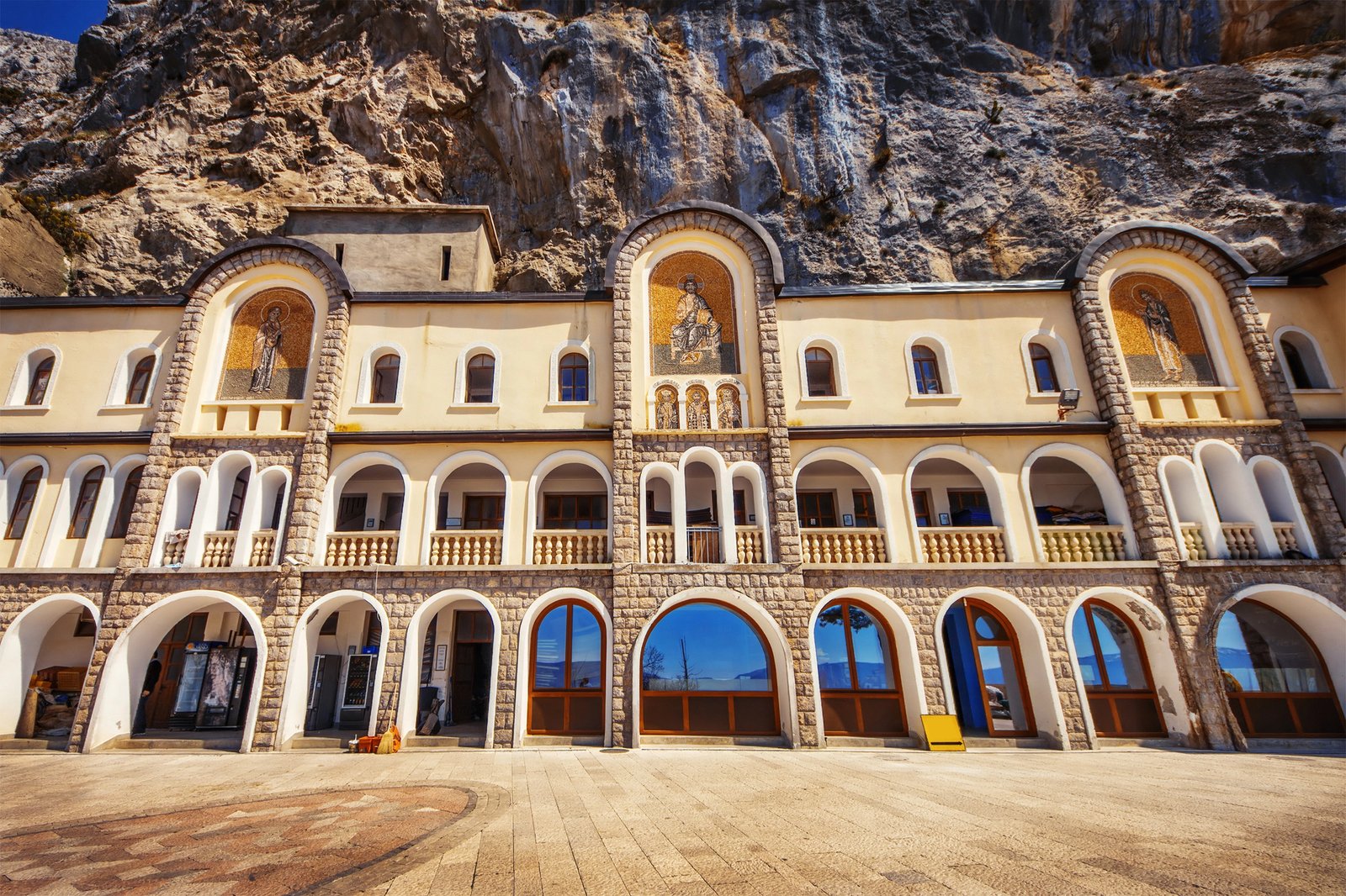 Cosa vedere al Monastero di Ostrog, il santuario nella roccia dedicato a San Basilio 7 cosa vedere monastero ostrog montenegro