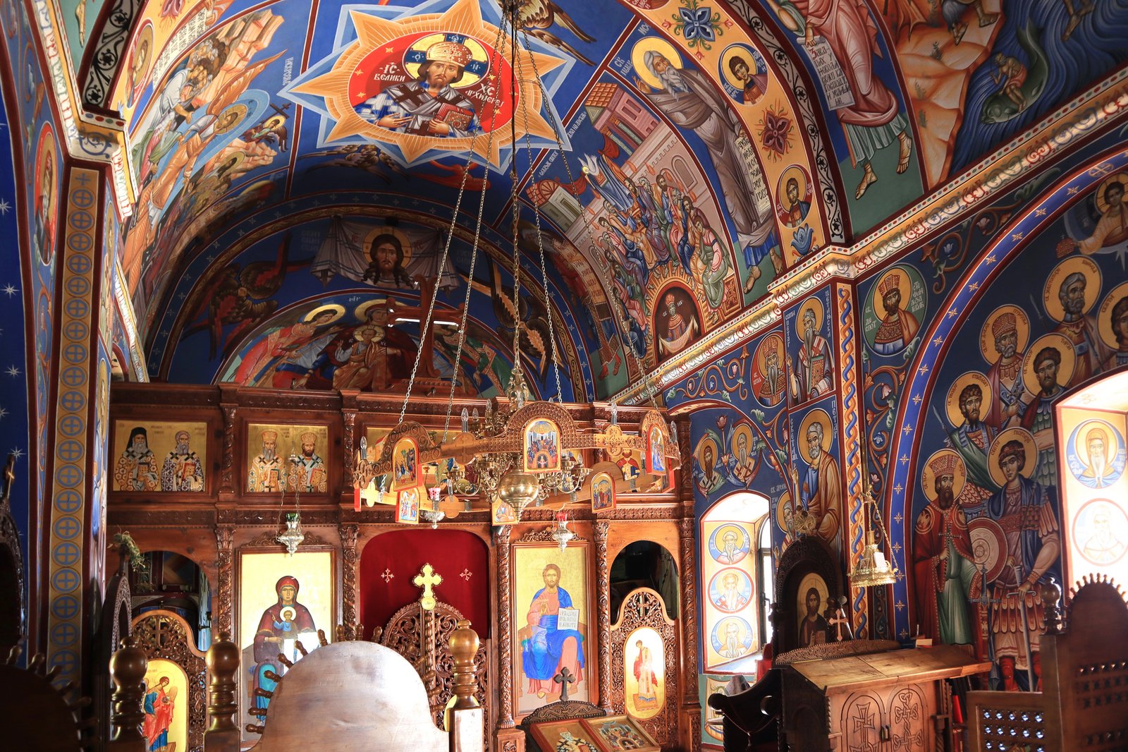 Cosa vedere al Monastero di Ostrog, il santuario nella roccia dedicato a San Basilio 6 cosa visitare monastero ostrog montenegro