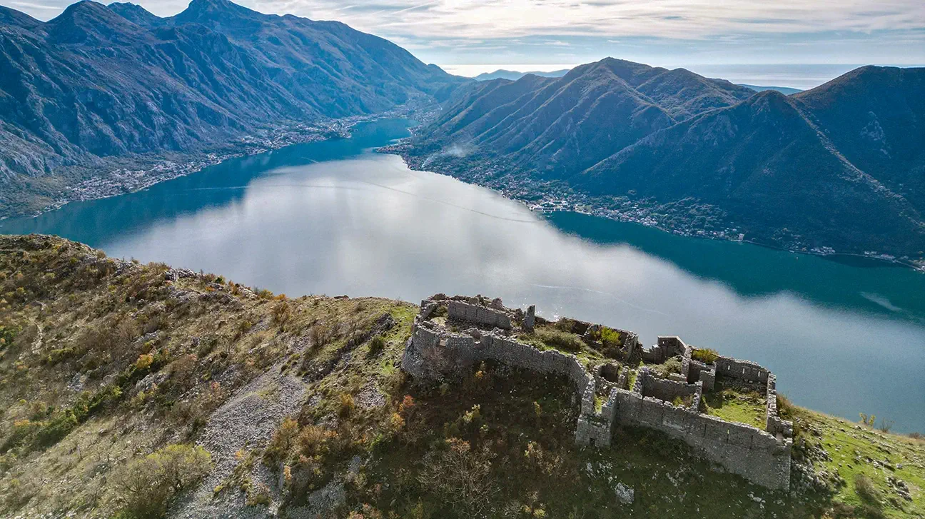 Cosa vedere a Perast, la perla barocca delle Bocche di Cattaro tra isole magiche e palazzi veneziani 11 fortezza vranovo brdo perast montenegro