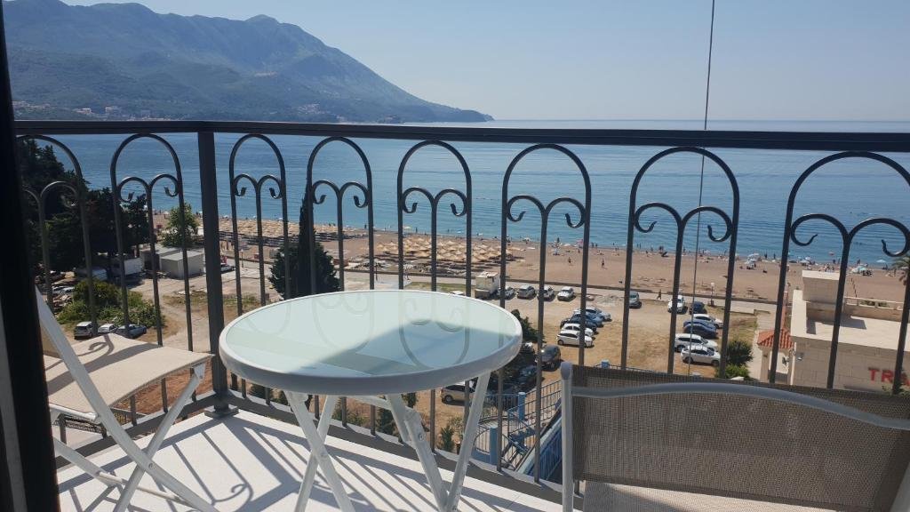 Alla scoperta di Bečići, la spiaggia più bella della riviera di Budva 5 hotel svarog becici montenegro