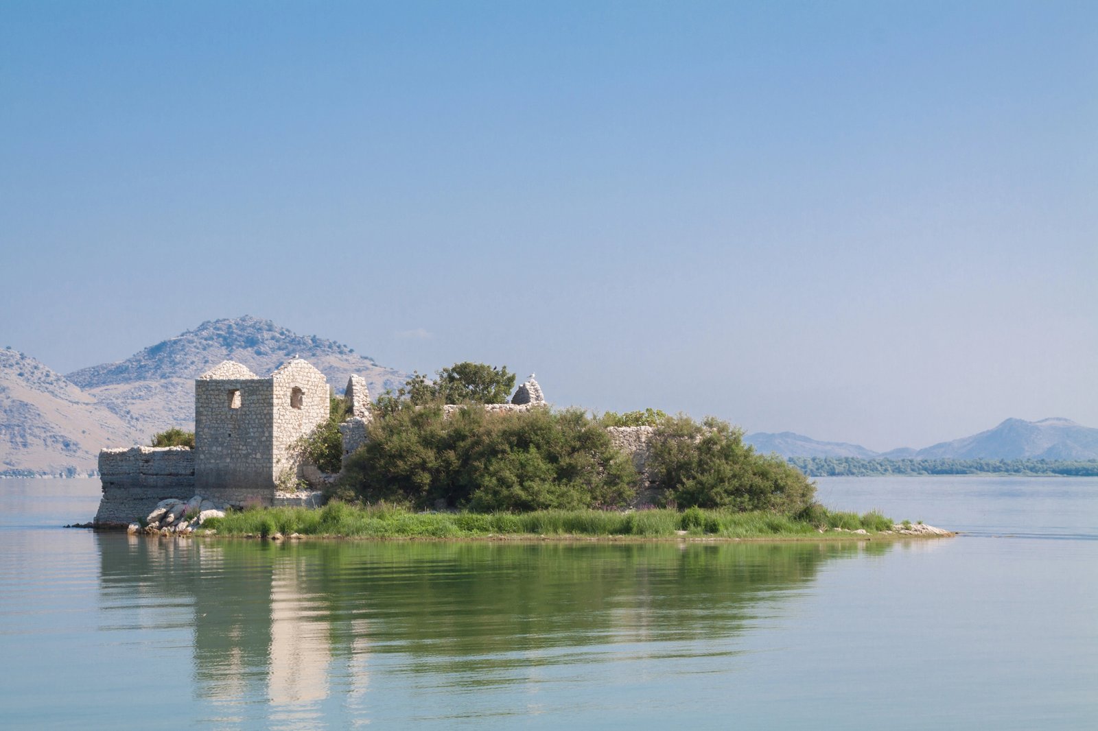 Cosa vedere al lago di Scutari, il più grande lago dei Balcani 4 isola prigione lago di scutari montenegro