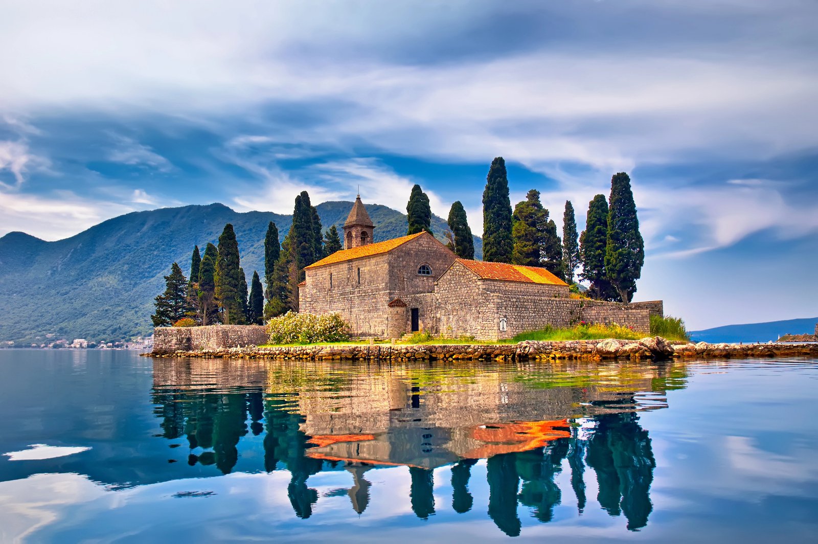 Cosa vedere su Nostra Signora delle Rocce, l'isola nata da una leggenda montenegrina 7 isola san giorgio bocche di cattaro montenegro