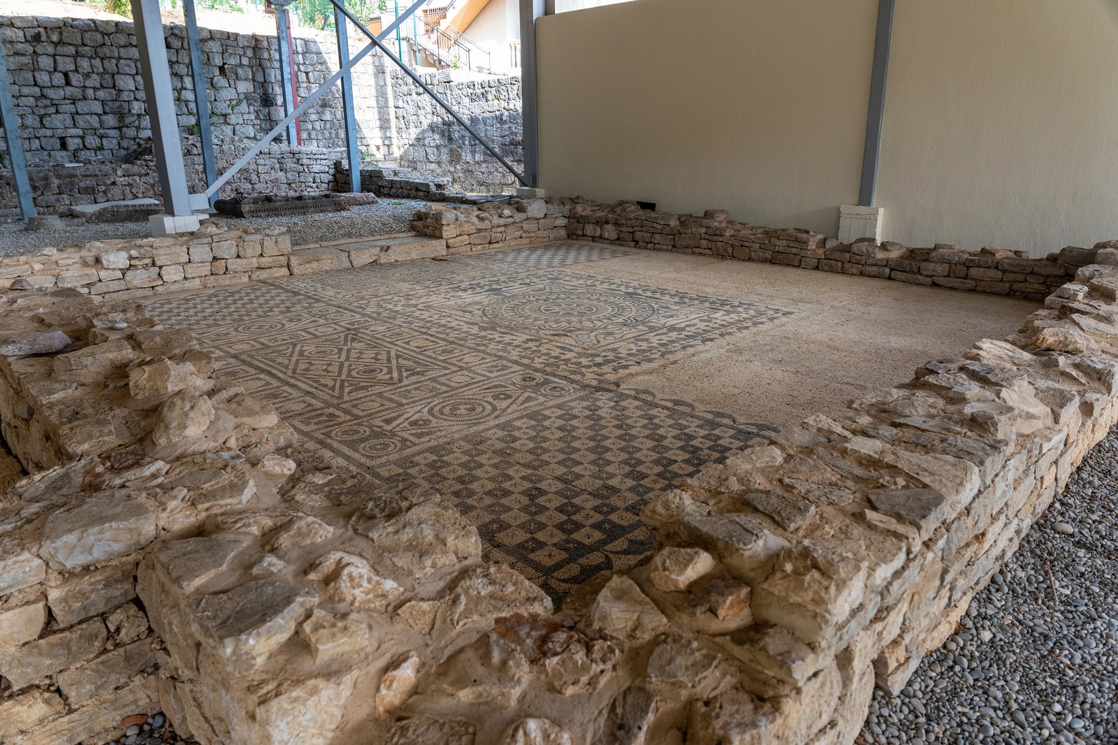 Cosa vedere a Risan, dove il passato romano riaffiora nelle Bocche di Cattaro 4 mosaico romano risan montenegro 1