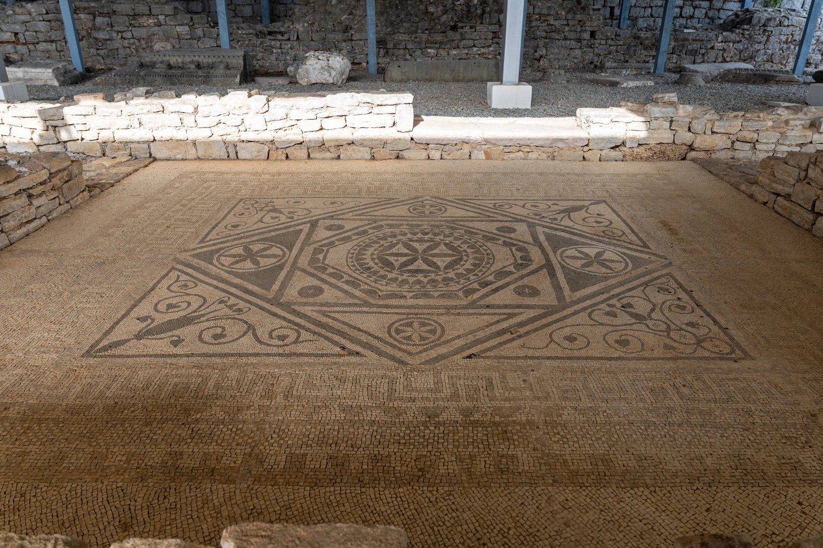 Cosa vedere alle Bocche di Cattaro: itinerario tra borghi medievali e panorami da brivido 11 mosaico romano risan montenegro