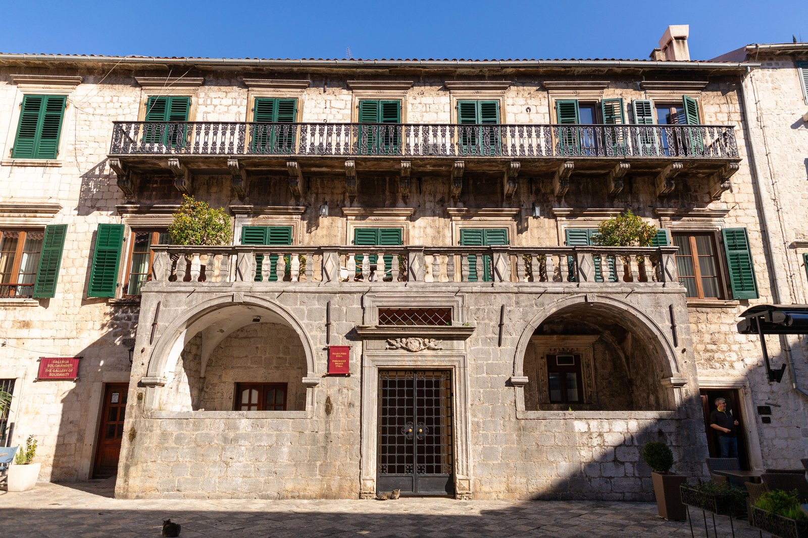 Cosa vedere a Kotor, il patrimonio UNESCO tra mura medievali, gatti randagi e le Bocche di Cattaro 15 palazzo pima kotor montenegro