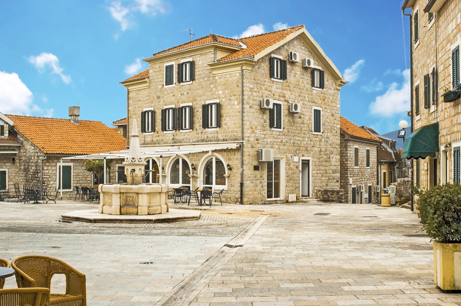Viaggio in Montenegro 5 piazza belavista herceg novi montenegro