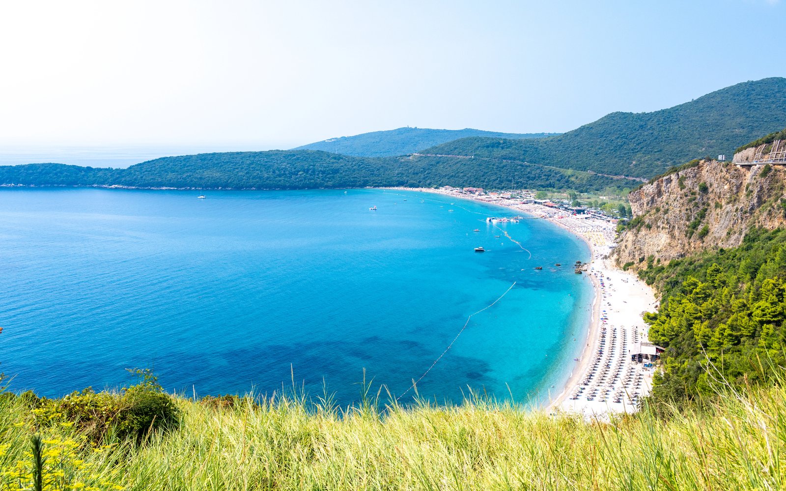 Cosa vedere a Budva, tra spiagge cristalline, movida notturna ed un centro storico unico 19 spiaggia di jaz budva montenegro
