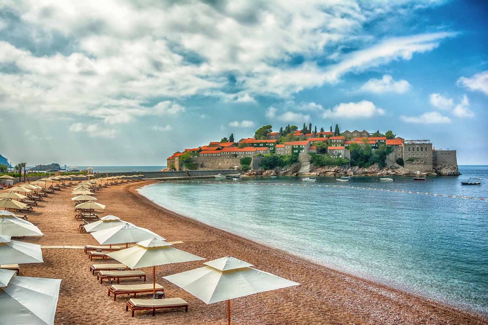 Le più belle spiagge del Montenegro 11 spiaggia di sveti stefan budva montenegro