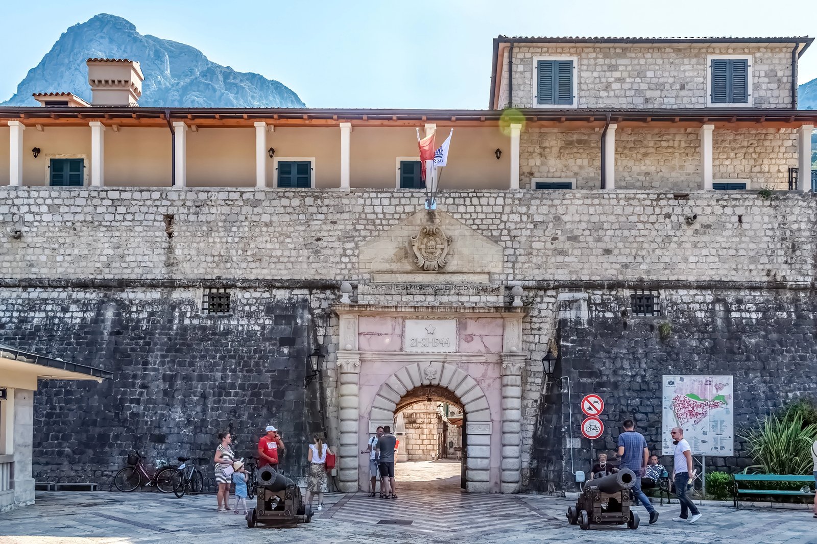 Cosa vedere a Kotor, il patrimonio UNESCO tra mura medievali, gatti randagi e le Bocche di Cattaro 19 Glavna gradska vrata kotor montenegro