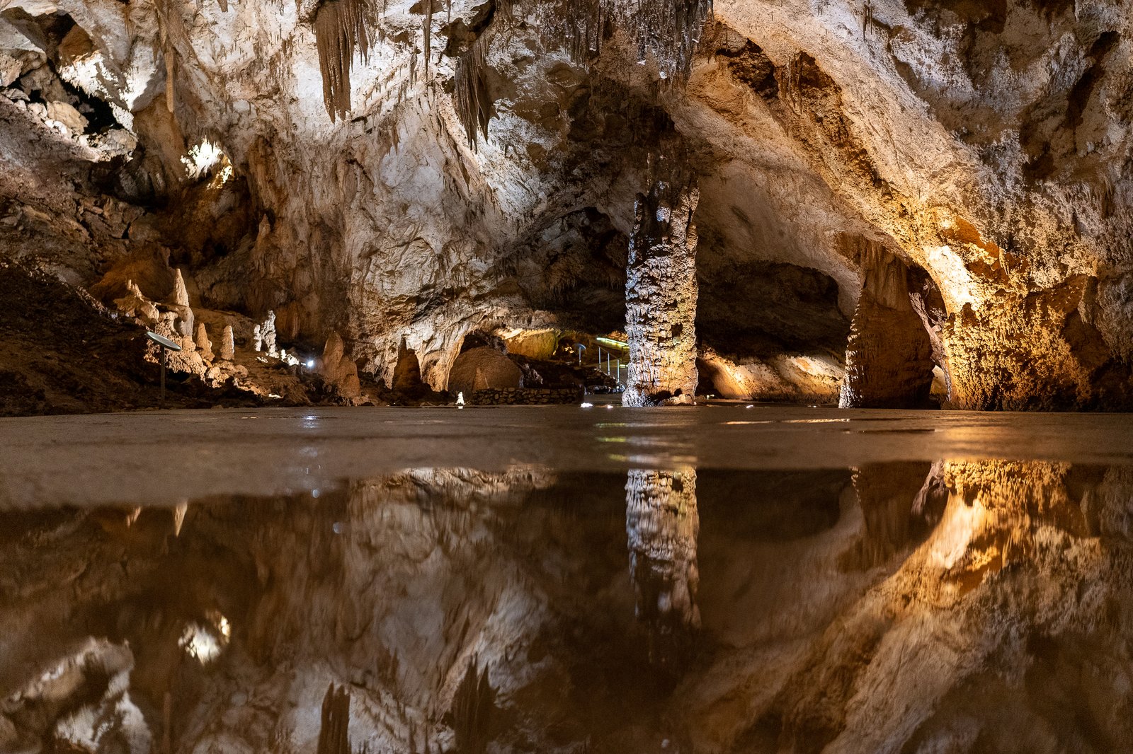 Cosa fare in Montenegro: dai fiordi delle bocche di Cattaro alle cime selvagge del Durmitor 30 Grotta di Lipa Montenegro2