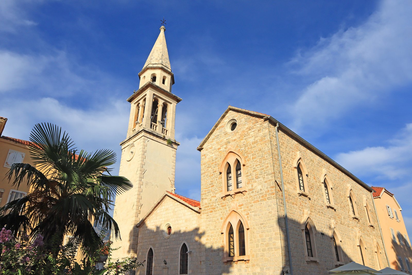 Cosa vedere a Budva, tra spiagge cristalline, movida notturna ed un centro storico unico 10 cattedrale san giovanni budva montenegro