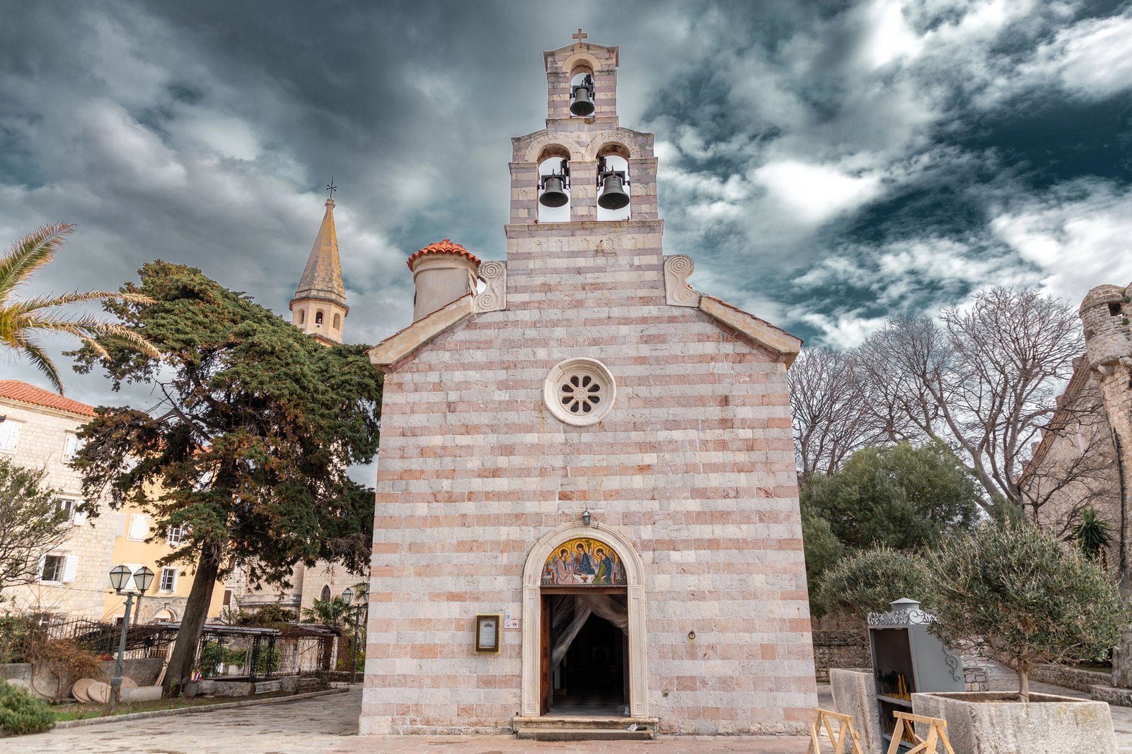 Cosa vedere a Budva, tra spiagge cristalline, movida notturna ed un centro storico unico 9 chiesa ortodossa santissima trinita budva montenegro