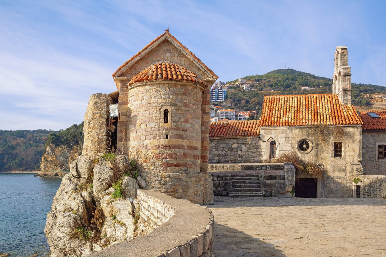 Cosa vedere a Budva, tra spiagge cristalline, movida notturna ed un centro storico unico 11 chiesa santa maria in punta budva montenegro