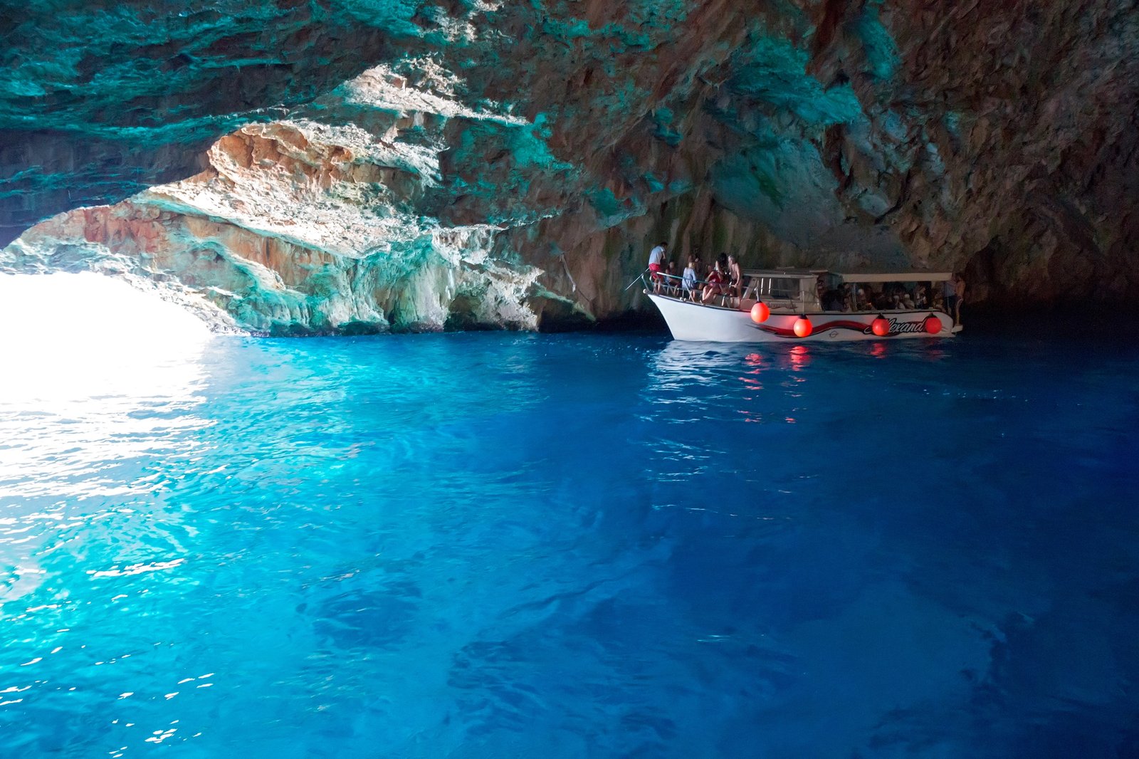 Cosa fare in Montenegro: dai fiordi delle bocche di Cattaro alle cime selvagge del Durmitor 7 grotta blu montenegro
