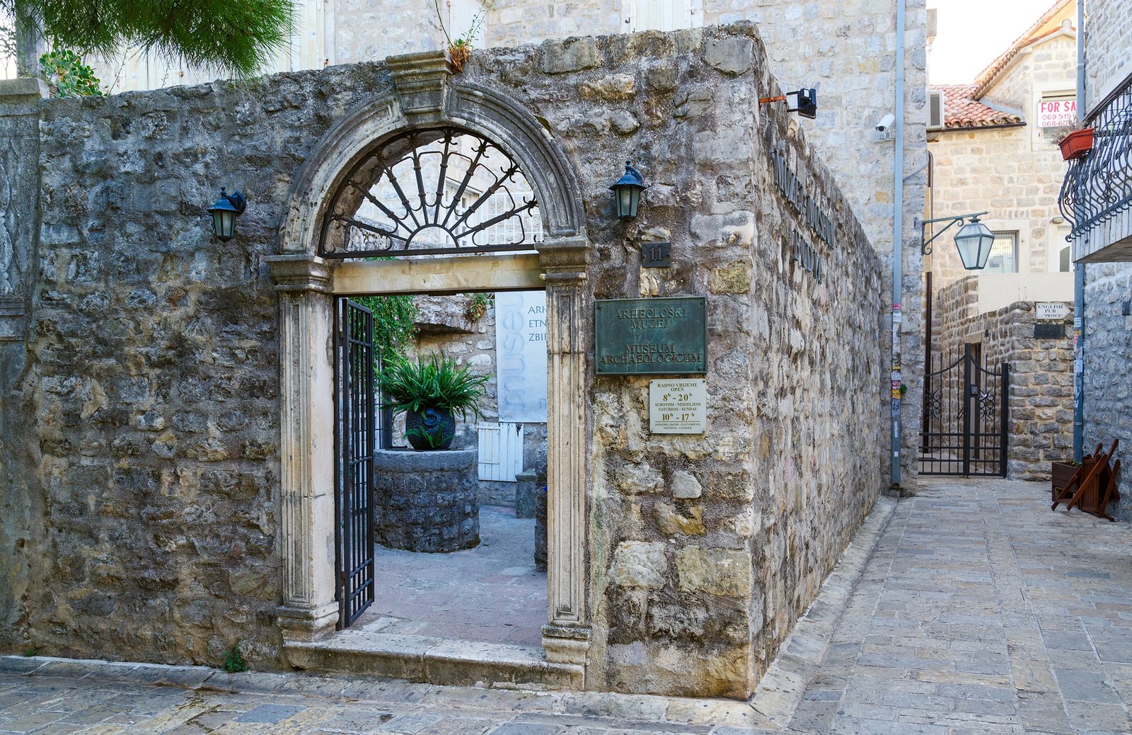 Cosa vedere a Budva, tra spiagge cristalline, movida notturna ed un centro storico unico 14 museo archeologico budva montenegro