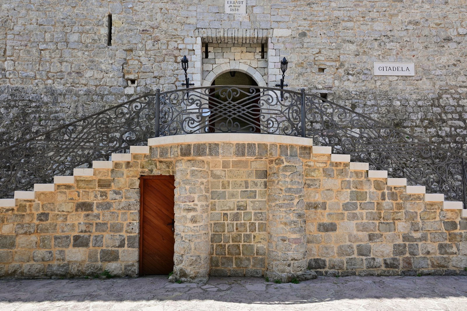 Cosa vedere a Budva, tra spiagge cristalline, movida notturna ed un centro storico unico 15 museo marittimo budva montenegro
