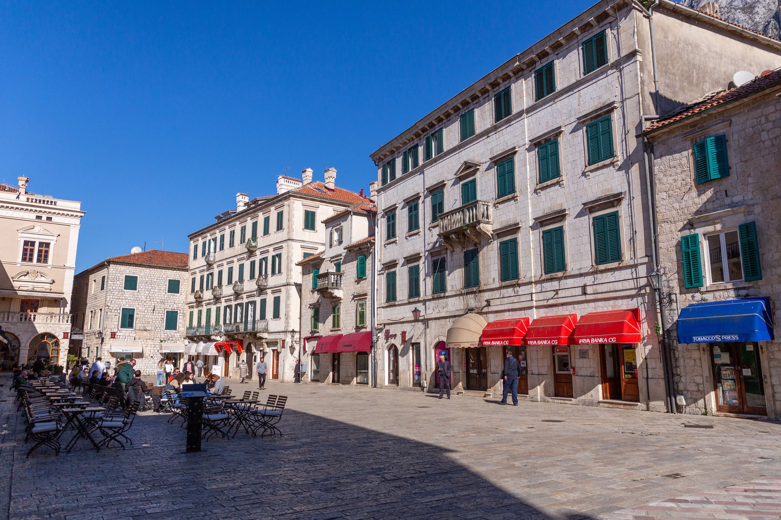 Cosa vedere a Kotor, il patrimonio UNESCO tra mura medievali, gatti randagi e le Bocche di Cattaro 18 piazza darmi kotor montenegro