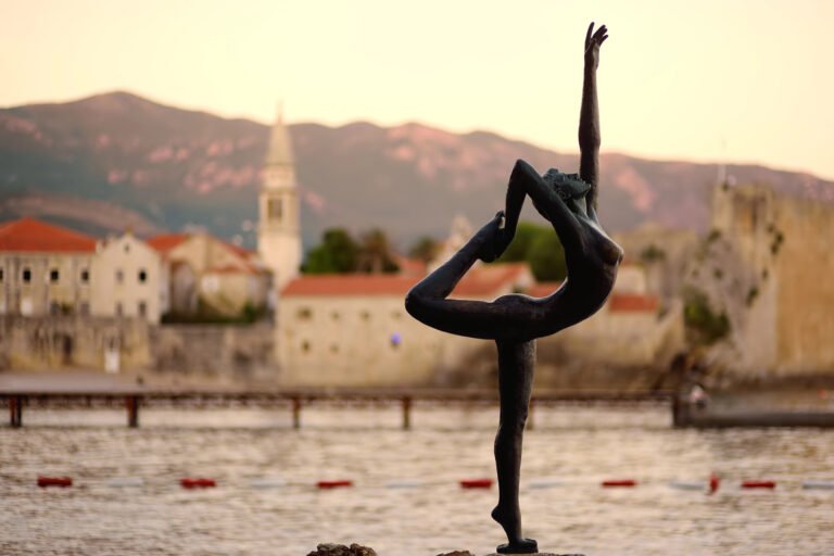 statua ballerina budva montenegro