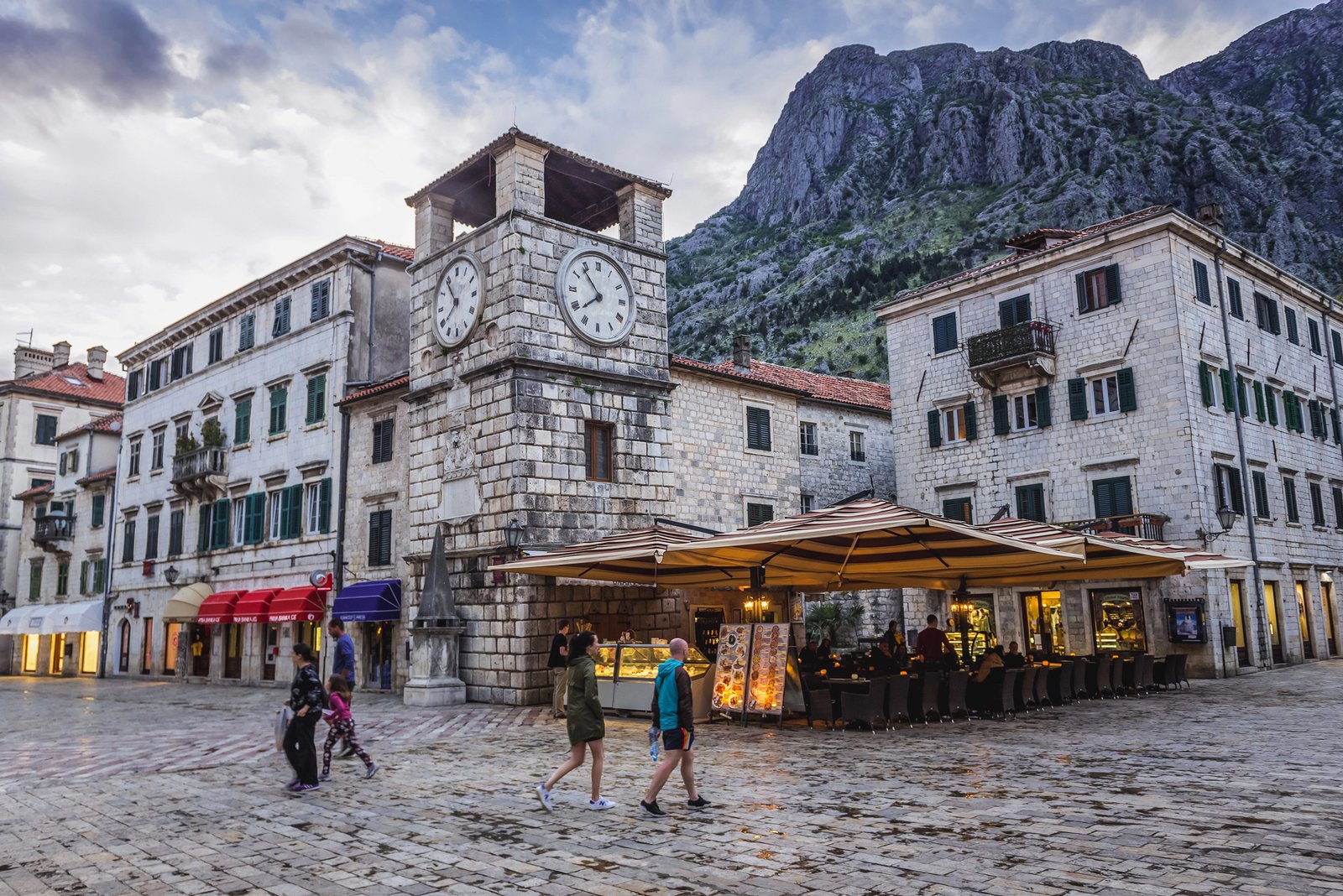 Cosa vedere a Kotor, il patrimonio UNESCO tra mura medievali, gatti randagi e le Bocche di Cattaro 14 torre orologio kotor montenegro